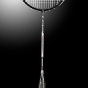 Oliver Badmintonschläger Modell T-50 Power Tour, silber-schwarzer Schläger mit schwarzem Griff vor einem dunklen Hintergrund