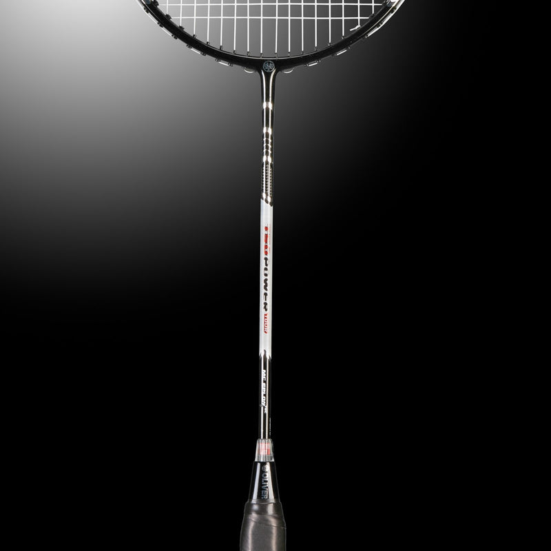 Oliver Badmintonschläger Modell T-50 Power Tour, silber-schwarzer Schläger mit schwarzem Griff vor einem dunklen Hintergrund
