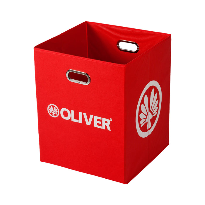 Rote OLIVER Aufbewahrungsbox mit weißen Logos und Tragegriffen.