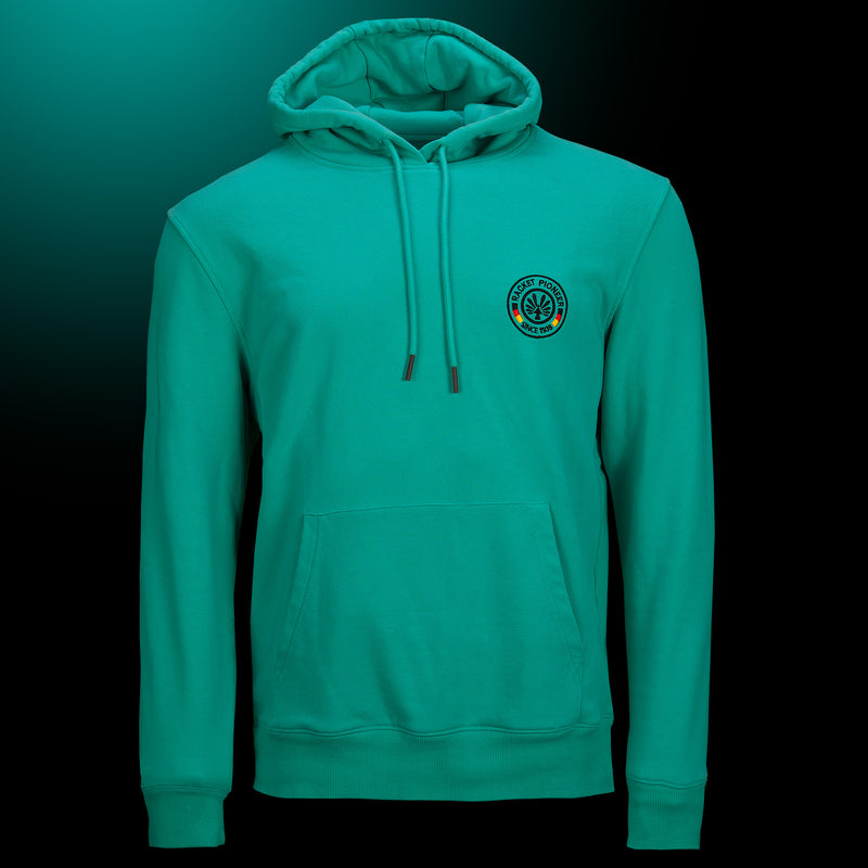 Grüner Hoodie mit Logo von OLIVER, Kapuze und Kängurutasche auf dunklem Hintergrund