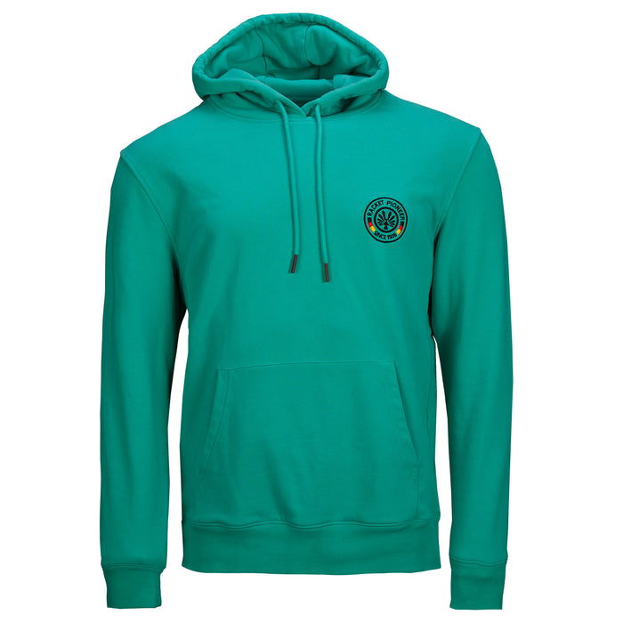 Grüner Hoodie mit Logo von OLIVER, Kapuze und Kängurutasche auf weißem Hintergrund