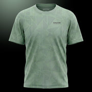 Olive-grünes, gemustertes Sport T-Shirt mit Logo von OLIVER auf dunklem Hintergrund