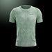 Olive-grünes, gemustertes Sport T-Shirt mit Logo von OLIVER auf dunklem Hintergrund
