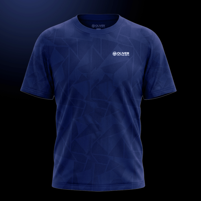 Marine-blaues, gemustertes Sport T-Shirt mit Logo von OLIVER auf dunklem Hintergrund