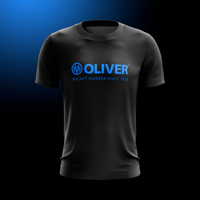 Schwarzes Sport T-Shirt mit großem,  blauem OLIVER Logo auf dunklem Hintergrund