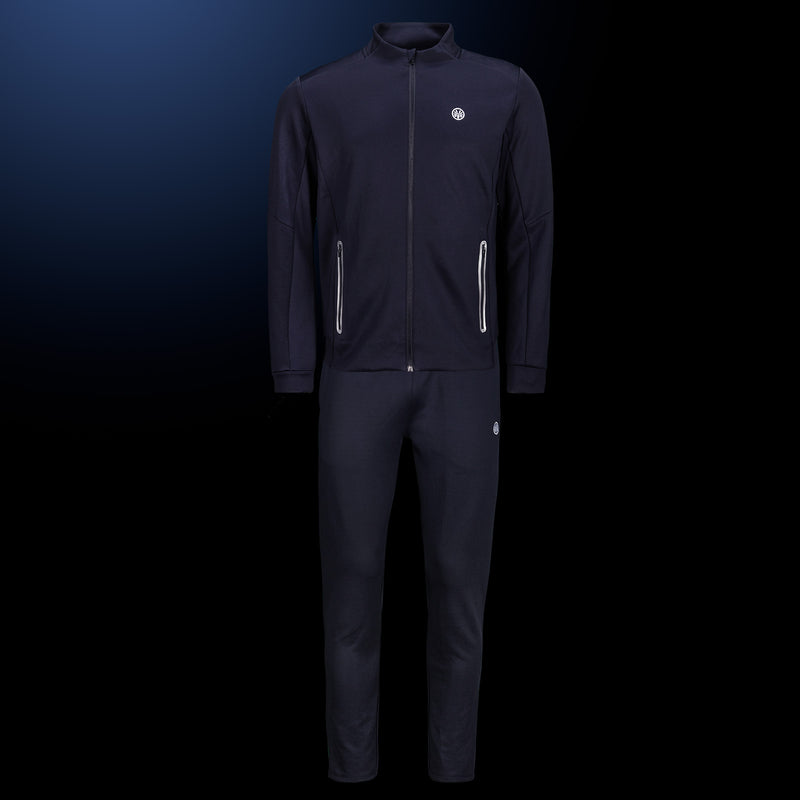 OLIVER Trainingshose und Trainingsjacke in dunkelblau, marine auf dunklem blauen Hintergrund