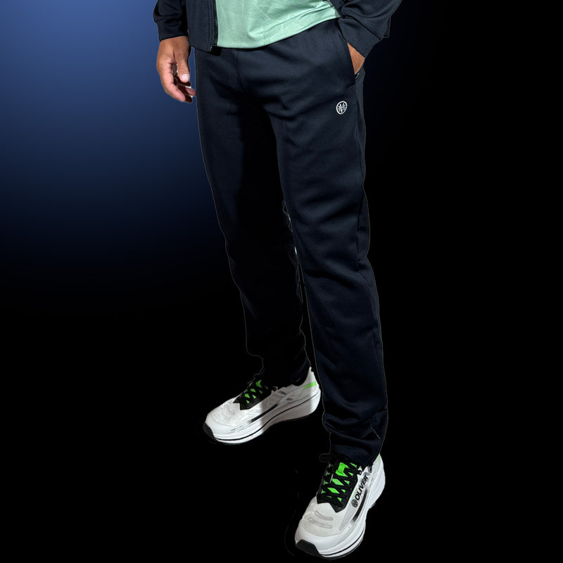OLIVER Trainingshose  in dunkelblau, marine und OLIVER Schuhe auf dunklem blauen Hintergrund