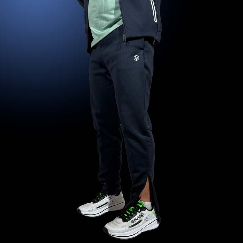 OLIVER Trainingshose  in dunkelblau, marine und OLIVER Schuhe auf dunklem blauen Hintergrund