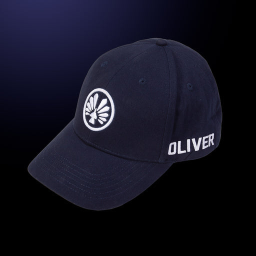 Dunkelblaue OLIVER Cap mit weißem Logo auf der Vorderseite und seitlichem OLIVER-Schriftzug, ideal für Sport und Freizeit