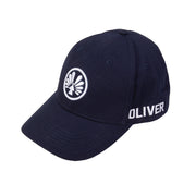 Dunkelblaue OLIVER Cap mit weißem Logo auf der Vorderseite und seitlichem OLIVER-Schriftzug, ideal für Sport und Freizeit