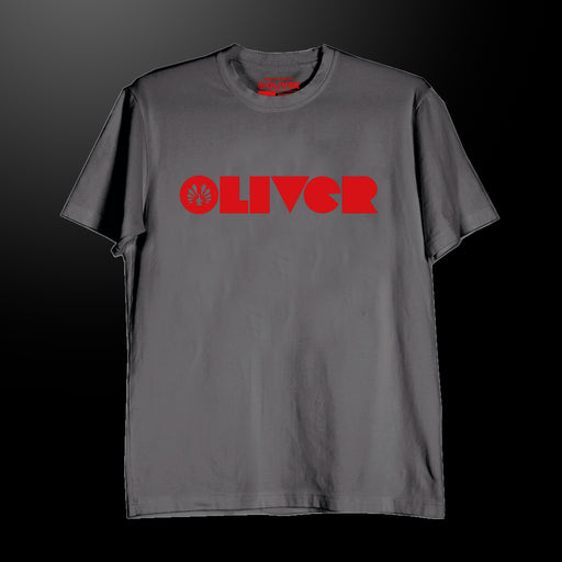 Dunkelgraues T-Shirt mit rotem OLIVER Logo auf der Vorderseite