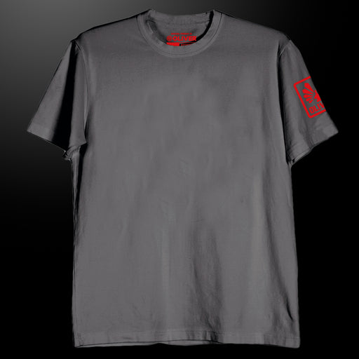 Dunkelgraues T-Shirt mit rotem OLIVER Logo im Nackenbereich, rotem Logo auf dem Ärmel