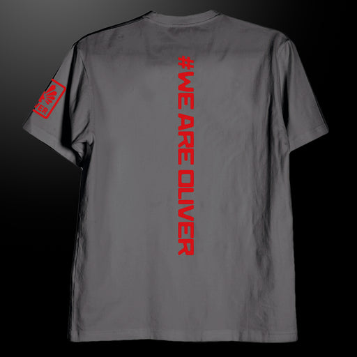 Dunkelgraues T-Shirt mit rotem Logo auf dem Ärmel und rotem Schriftzug '#WE ARE OLIVER' auf dem Rücken