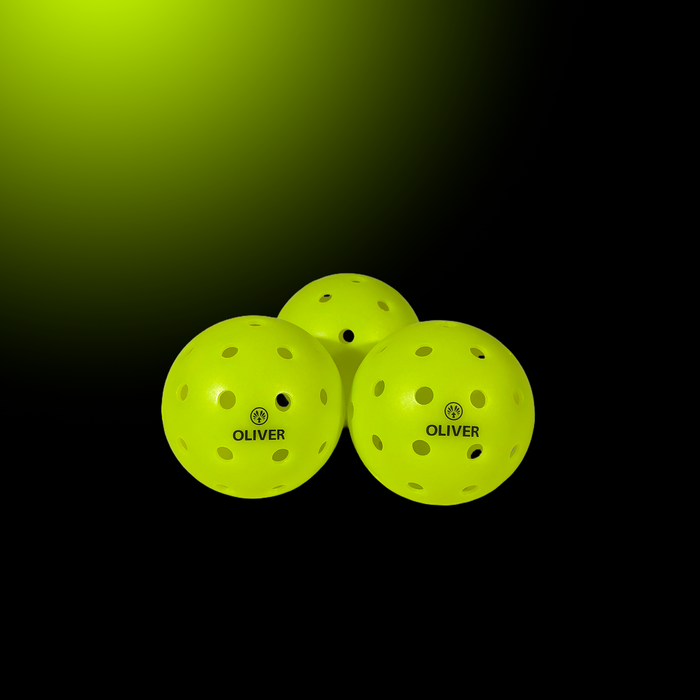 Drei OLIVER Pickleball Bälle mit Logo abgebildet auf einem dunklen Hintergrund