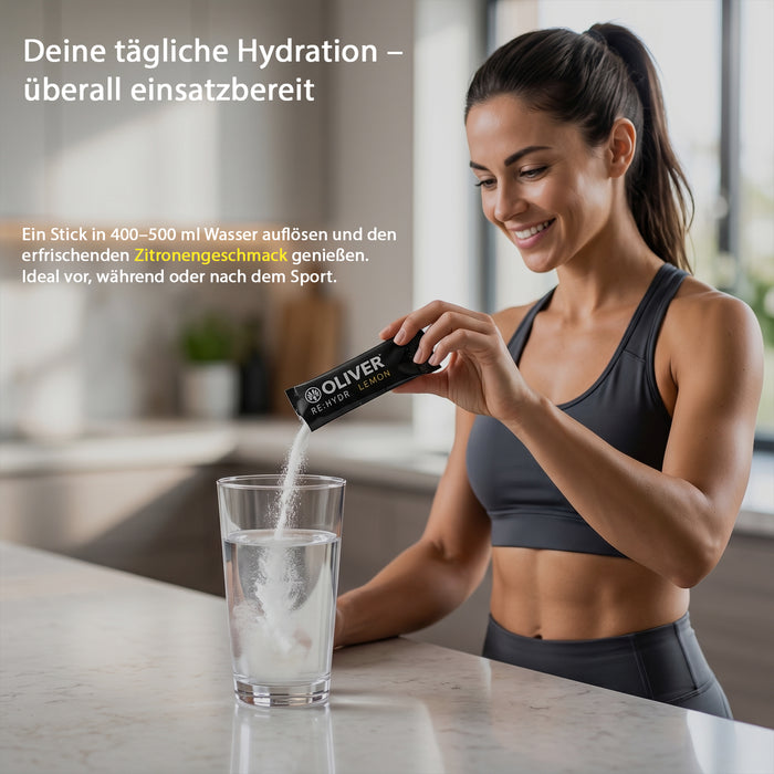 Frau löst OLIVER RE:HYDR Lemon Elektrolytepulver in einem Glas Wasser auf, Anwendungshinweis 400–500 ml Wasser