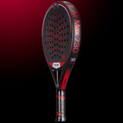 Oliver Padel-Schläger Modell Air Max 730, schwarz mit rotem Design, vor einem dunklen roten Hintergrund