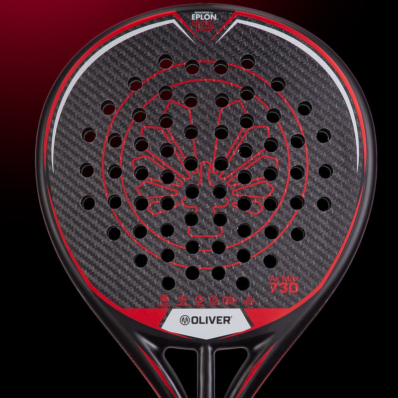 Oliver Padel-Schläger Modell Air Max 730, schwarz mit rotem Design, vor einem dunklen roten Hintergrund