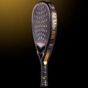 Oliver Padel-Schläger Modell Air Max 818, schwarz mit goldenem Design, vor einem dunklen Hintergrund