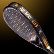 Oliver Padel-Schläger Modell Air Max 818, schwarz mit goldenem Design, vor einem dunklen Hintergrund