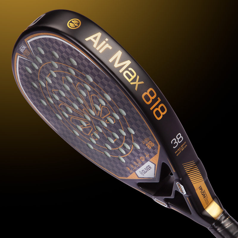 Oliver Padel-Schläger Modell Air Max 818, schwarz mit goldenem Design, vor einem dunklen Hintergrund