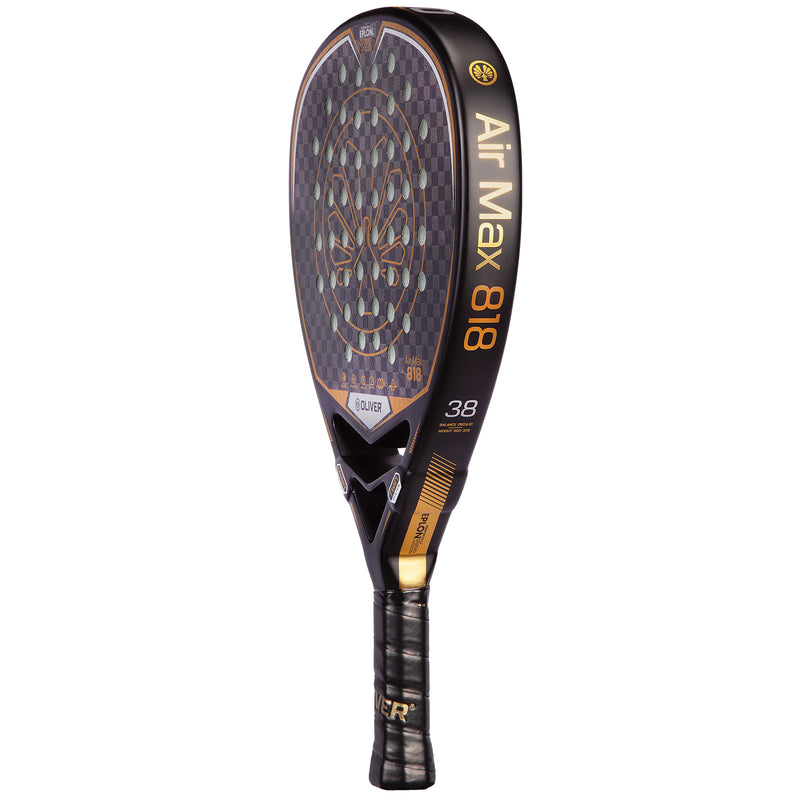 Oliver Padel-Schläger Modell Air Max 818, schwarz mit goldenem Design, vor einem weißen Hintergrund