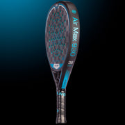 Oliver Padel-Schläger Modell Air Max 930, schwarz mit blauem Design, vor einem dunklen blauen Hintergrund