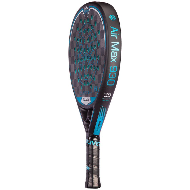 Oliver Padel-Schläger Modell Air Max 930, schwarz mit blauem Design, vor einem weißen Hintergrund