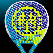 Oliver Padel-Schläger Modell Air Max Junior, blau und weiß mit gelbem Design, vor einem dunklen blauen Hintergrund
