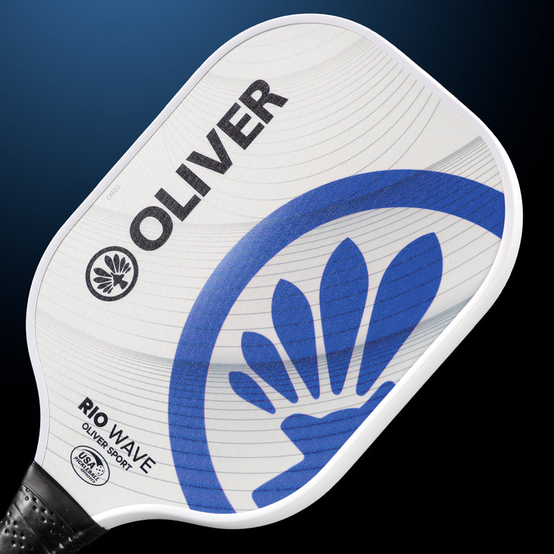 Oliver Pickleball Schläger Modell Rio Wave, weiß mit blauem Design, vor einem dunklen blauen Hintergrund