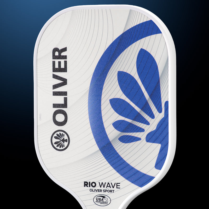 Oliver Pickleball Schläger Modell Rio Wave, weiß mit blauem Design, vor einem dunklen blauen Hintergrund