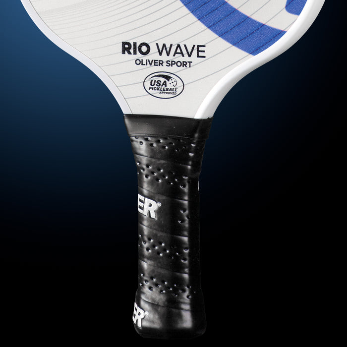 Oliver Pickleball Schläger Modell Rio Wave, weiß mit blauem Design, vor einem dunklen blauen Hintergrund