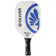 Oliver Pickleball Schläger Modell Rio Wave, weiß mit blauem Design, vor einem weißen Hintergrund