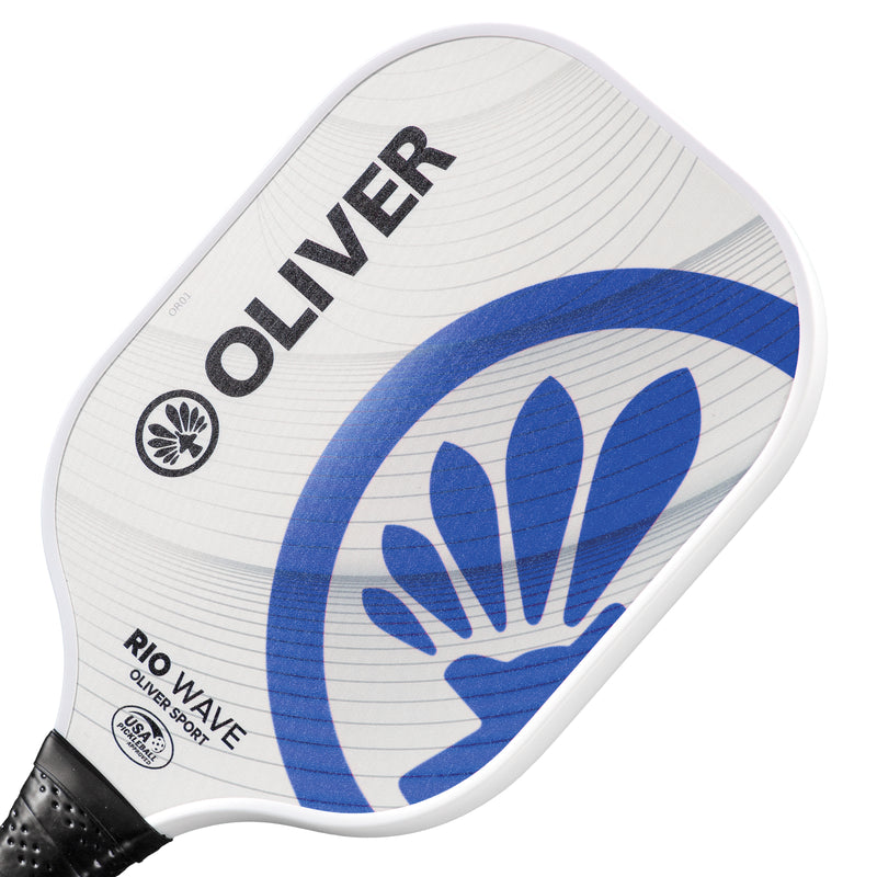 Oliver Pickleball Schläger Modell Rio Wave, weiß mit blauem Design, vor einem weißen Hintergrund