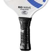 Oliver Pickleball Schläger Modell Rio Wave, weiß mit blauem Design, vor einem weißen Hintergrund