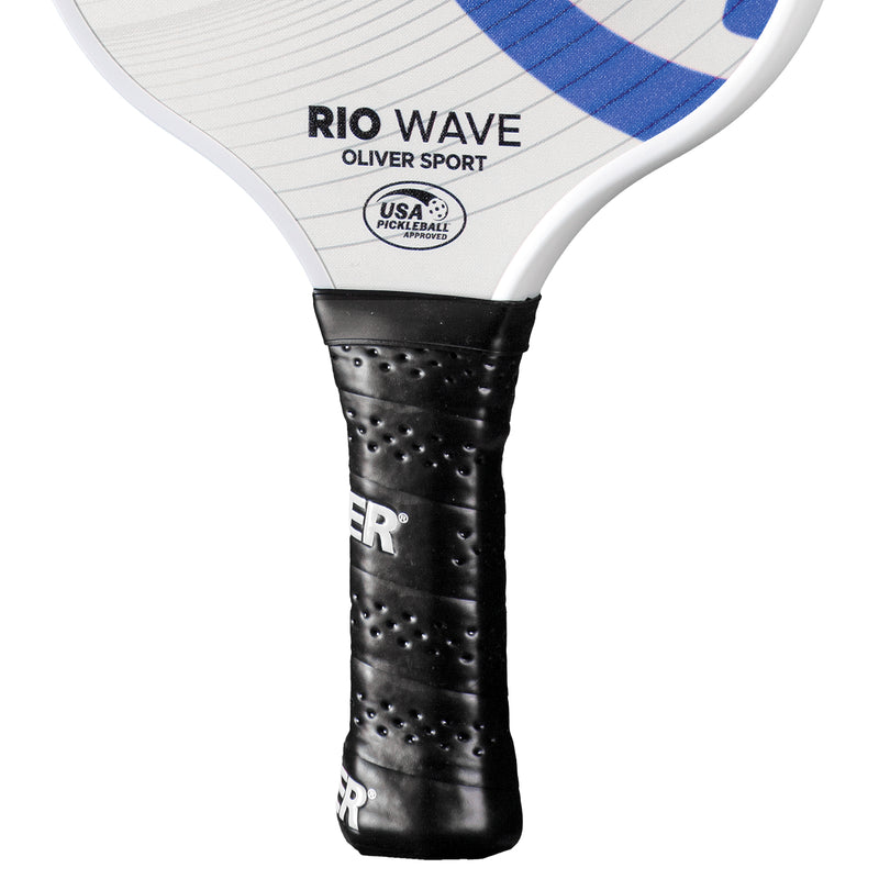 Oliver Pickleball Schläger Modell Rio Wave, weiß mit blauem Design, vor einem weißen Hintergrund