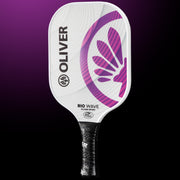 Oliver Pickleball Schläger Modell Rio Wave, weiß mit lila-pinkem Design, vor einem dunklen violetten Hintergrund