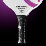 Oliver Pickleball Schläger Modell Rio Wave, weiß mit lila-pinkem Design, vor einem dunklen violetten Hintergrund