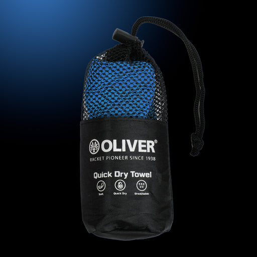 OLIVER Quick Dry Handtuch in blau, eingepackt in einem schwarzen Trage-Beutel