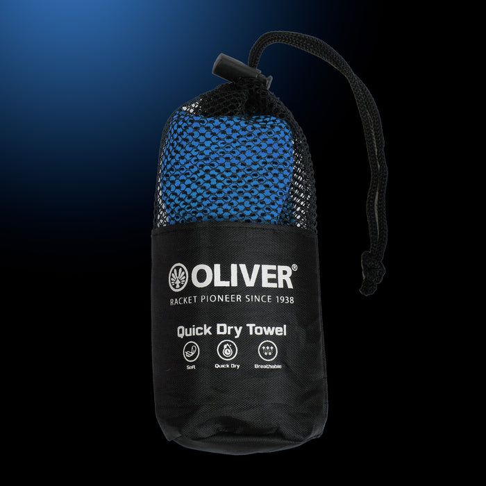 OLIVER Quick Dry Handtuch in blau, eingepackt in einem schwarzen Trage-Beutel