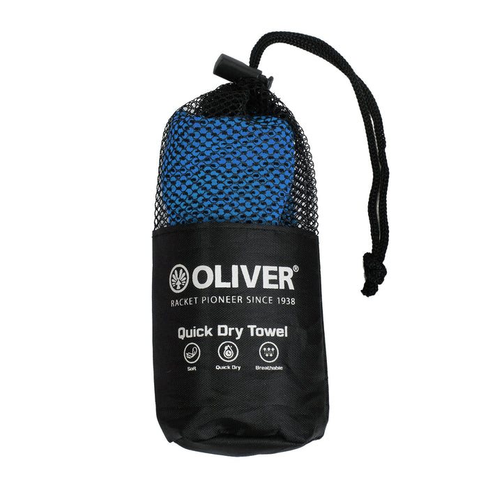 OLIVER Quick Dry Handtuch in blau, eingepackt in einem schwarzen Trage-Beutel