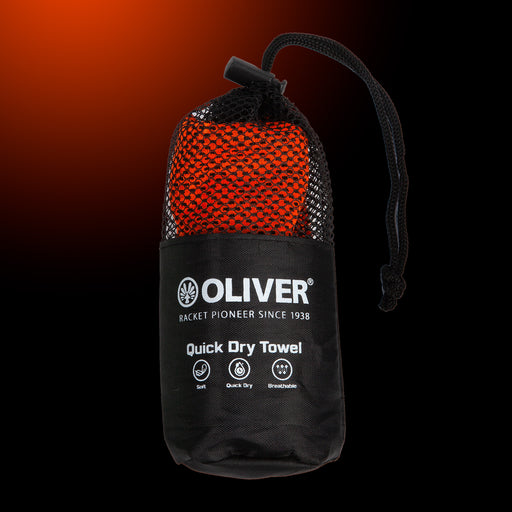 OLIVER Quick Dry Handtuch in orange, eingepackt in einem schwarzen Trage-Beutel