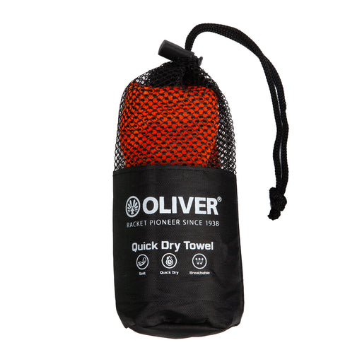 OLIVER Quick Dry Handtuch in orange, eingepackt in einem schwarzen Trage-Beutel