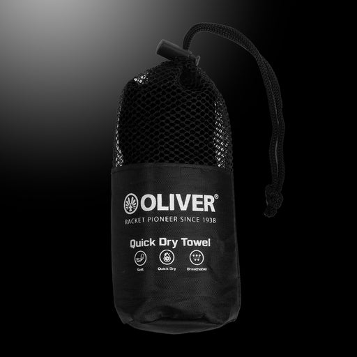 OLIVER Quick Dry Handtuch in schwarz, eingepackt in einem schwarzen Trage-Beutel