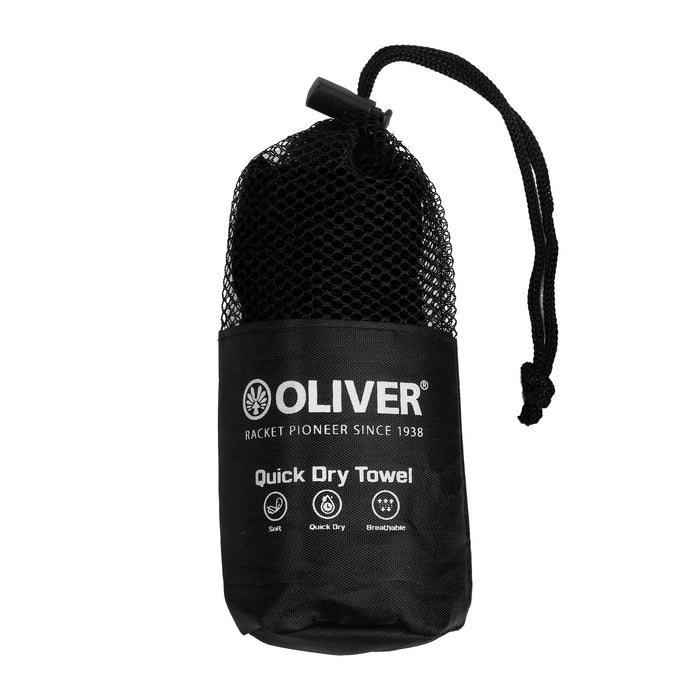 OLIVER Quick Dry Handtuch in schwarz, eingepackt in einem schwarzen Trage-Beutel