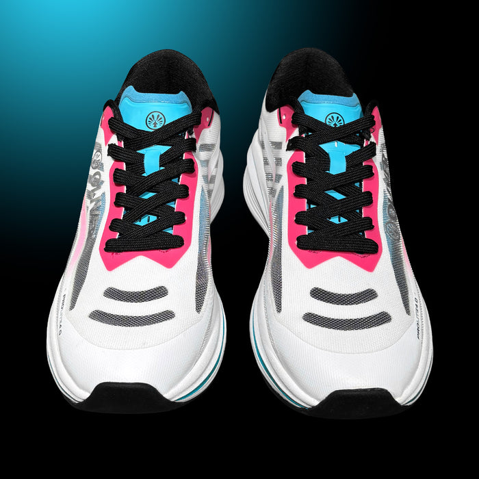 OLIVER Sportschuhe Pro-Lite 4.0 in weiß-pink-blau mit schwarzer Schnürung und transparentem Mesh-Muster in Frontansicht auf einem dunklen Hintergrund