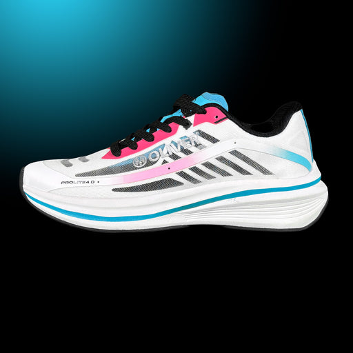 OLIVER Sportschuhe Pro-Lite 4.0 in weiß-pink-blau mit schwarzer Schnürung und transparentem Mesh-Muster von der Seite auf einem dunklen Hintergrund