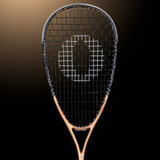 Oliver Squashschläger Modell Apex 320, kupferfarbener/schwarzer Schläger vor einem dunklen braunen Hintergrund