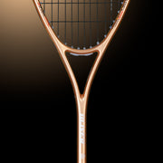 Oliver Squashschläger Modell Apex 320, kupferfarbener/schwarzer Schläger vor einem dunklen braunen Hintergrund