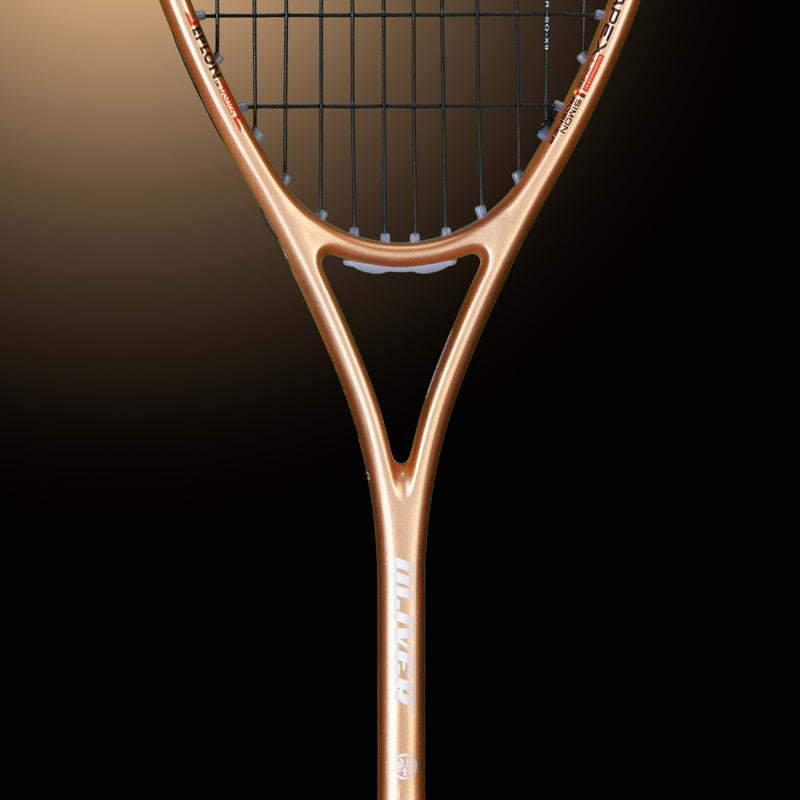 Oliver Squashschläger Modell Apex 320, kupferfarbener/schwarzer Schläger vor einem dunklen braunen Hintergrund