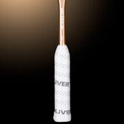Oliver Squashschläger Modell Apex 320, weißer Griff vor einem dunklen braunen Hintergrund